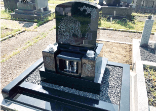 お孫さんデザインの彫刻が施されたお墓