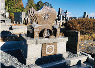 他にはない個性的な石と形のお墓