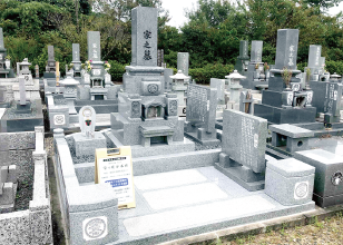 50名にも及ぶご先祖様のお墓をまとめた鍋田石のお墓