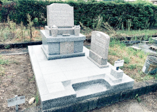 全て石貼りのノーメンテナンスのお墓