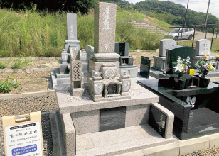 全て万成石で建立させていただいた優しい印象のお墓