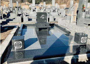 立方体の個性的なお墓